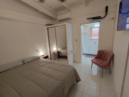 เตียงในห้องที่ Purple Peach Escapes