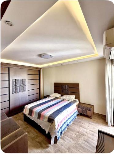 a bedroom with a large bed in a room at شقة فندقيه بمدينتي in Madinaty