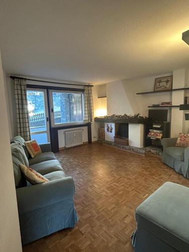 a living room with a couch and a fireplace at Tranquillità Vintage al Verrand con 3 camere in Verrand