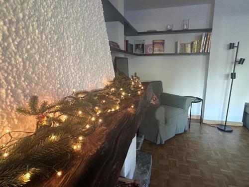 a living room with a fireplace with christmas lights at Tranquillità Vintage al Verrand con 3 camere in Verrand