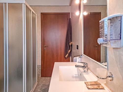 a bathroom with a sink and a mirror at Appartamento Roverella in Rovigo