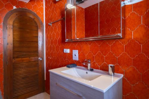 a bathroom with a sink and a mirror at A pie de playa con Ascensor y Workspace By DelucaCo in Altea