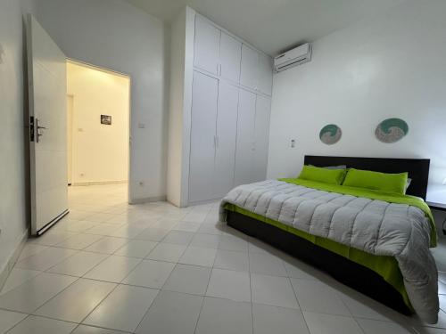 Llit o llits en una habitació de WHITE FLAT ALMADIES