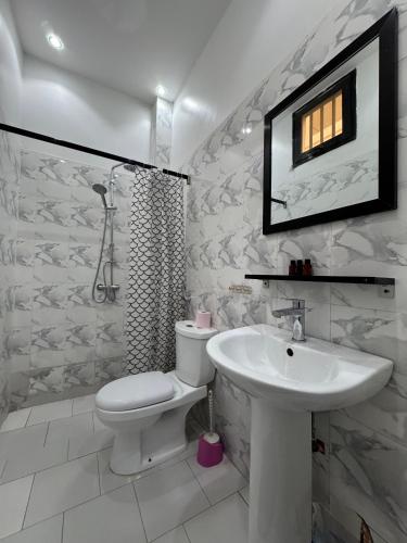 Bany a WHITE FLAT ALMADIES