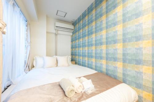a bedroom with two beds with towels on them at 新宿駅まで12分渋谷駅まで22分最大8名様宿泊可能4ベッドルーム in Ogikubo