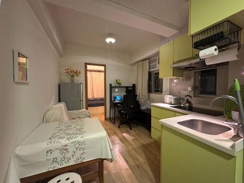 Modern Apartment next to HKU Station in Kennedy Town City Center