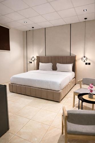 a bedroom with a large bed in a room at شقق أريز ستاي in Al Hada
