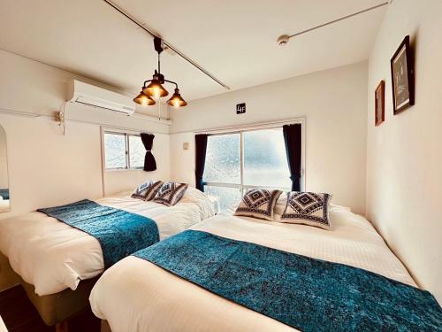 Hotel Axel Shinjuku, 5 minutes by train to Shinjuku, gourmet town, 5 double beds
