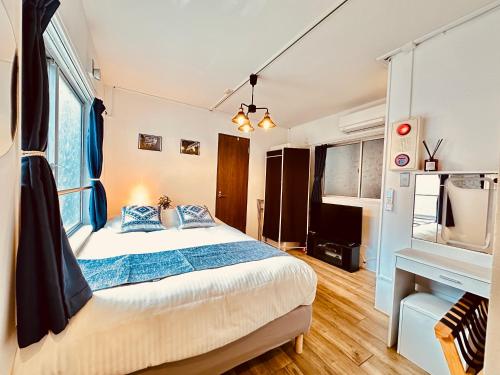Hotel Axel Shinjuku, 5 minutes by train to Shinjuku, gourmet town, 5 double beds