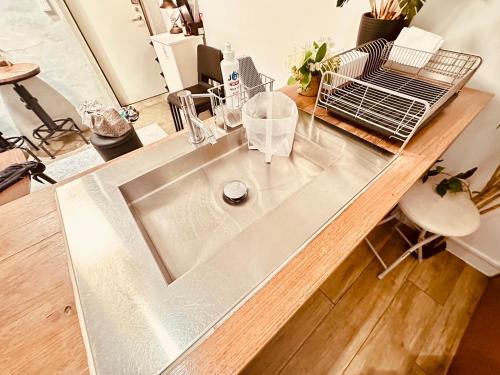 Hotel Axel Shinjuku, 5 minutes by train to Shinjuku, gourmet town, 5 double beds