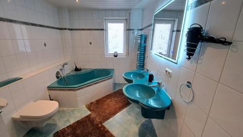 a bathroom with a tub and a toilet and a sink at Appartment am Lämmerberg in Pößneck