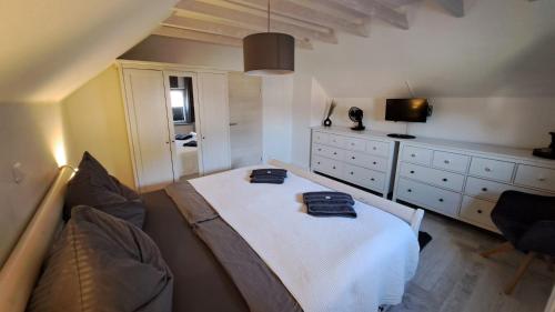 a small bedroom with a bed and a dresser at Appartment am Lämmerberg in Pößneck