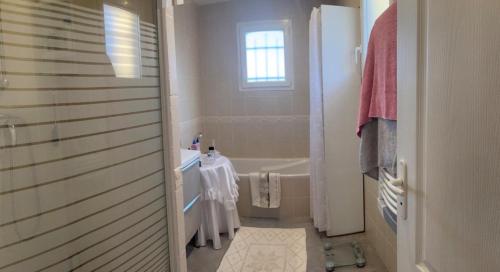 a bathroom with a sink and a bath tub at Le Clos des Galets in Meynes