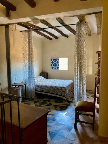 a bedroom with a bed and curtains in a room at Ebrevista in Miravet