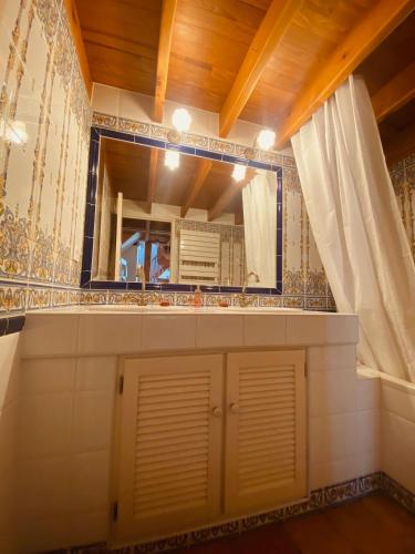 a bathroom with a sink and a mirror at Cocon de l'écusson, 3 chambres avec clim in Nîmes