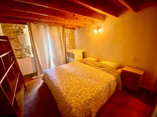 a small bedroom with a bed and a window at Cocon de l'écusson, 3 chambres avec clim in Nîmes