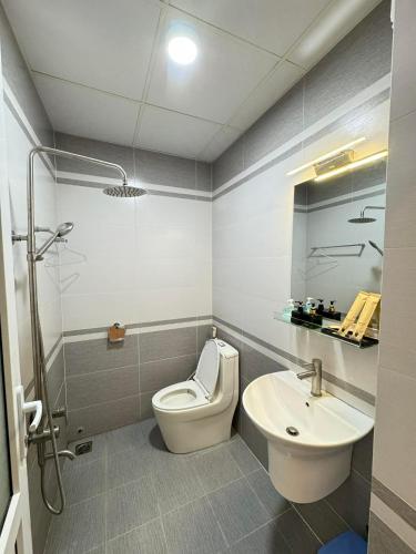 a bathroom with a toilet and a sink at Dopamine Hotel in Vung Tau