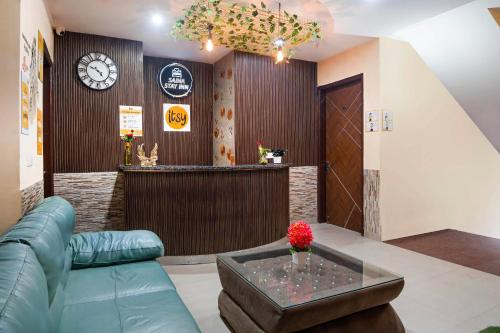 a waiting room with a couch and a table at Itsy Hotels Saina Stay Near 32 Milestone in Gurgaon