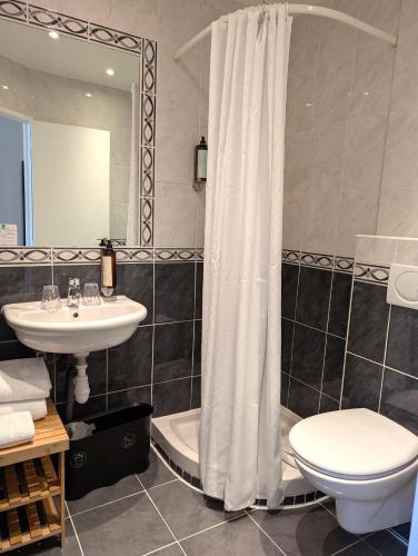 Bilik mandi di H33 Hôtel