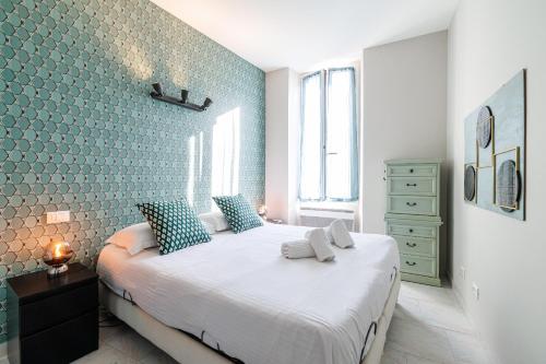 Massena Street - Quiet 2 Bdr & Balcony