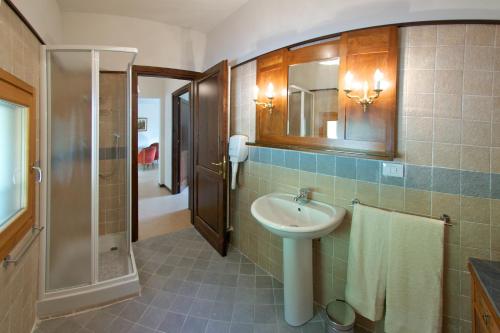 a bathroom with a sink and a shower at Podere Riosto Cantina&Agriturismo in Pianoro