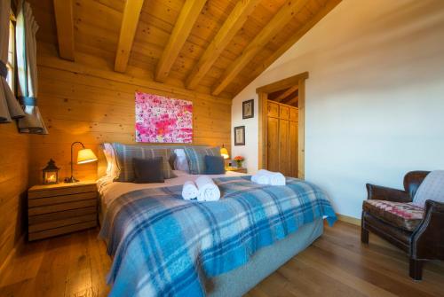 a bedroom with a bed with towels on it at Chalet Dunmore in Verbier