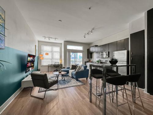 a kitchen and living room with a table and chairs at Apartmint at Deep Ellum - Dallas in Dallas