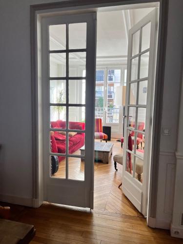 Typical Parisian Flat, close to metro & Bois