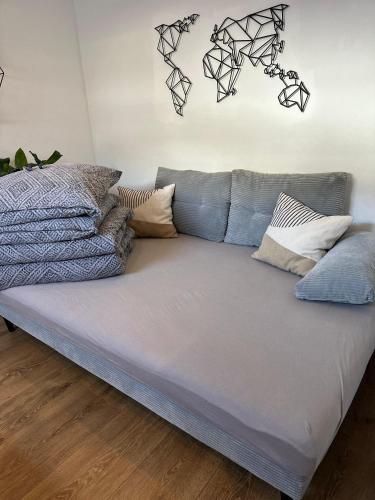 a large bed in a room with a couch at Appartement Anna in Niederau