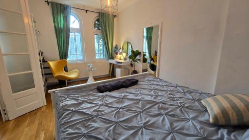 a bedroom with a large bed and a window at Apartament Centrul Vechi in Târgovişte