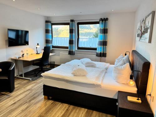 a hotel room with a bed and a desk at Am Irrenbächle in Albstadt