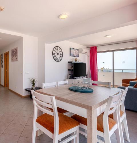 Spectacular 2 bed apartment, huge terrace and sea view