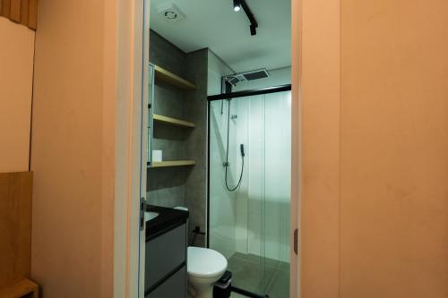a bathroom with a shower and a toilet at Flat exclusivo Studio Cuiabá 1207 in Cuiabá