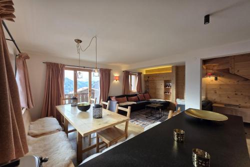 a living room with a table and a couch at Roxes 6, duplex cosy et lumineux à proximité de Médran in Verbier