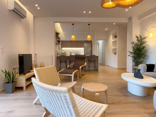 Bright & Airy Flat in Voula Center