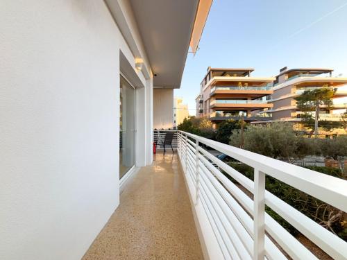 Bright & Airy Flat in Voula Center