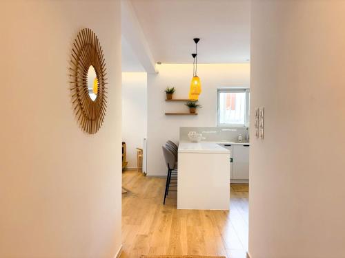Bright & Airy Flat in Voula Center