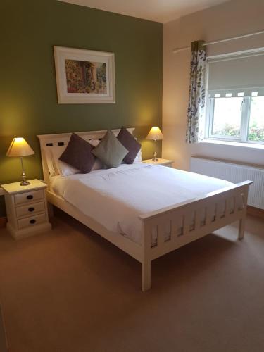 เตียงในห้องที่ Willow Lodge