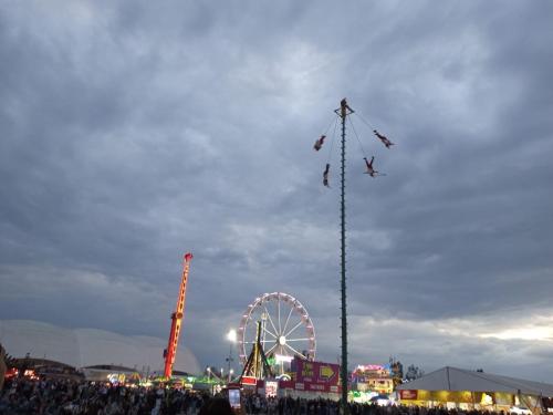 a kite flying in the sky at a carnival at EstudioSuite Martinica Wifi Poliforum in Sofía