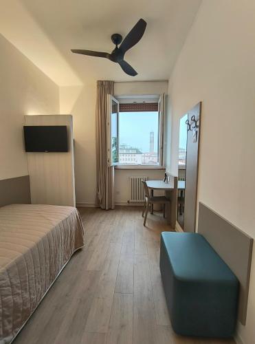 ein Schlafzimmer mit Bett und Deckenventilator in der Unterkunft Hotel Marta in Forlì
