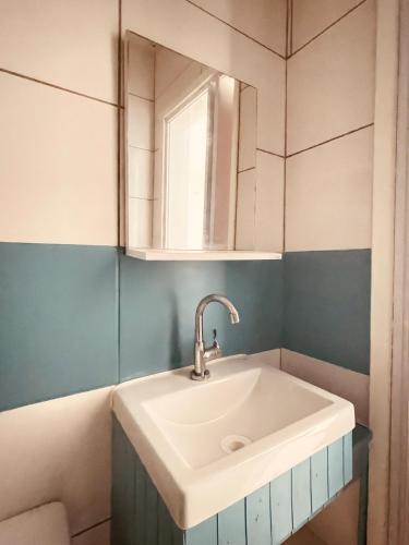 a bathroom with a sink and a mirror at Vista Mar Praia da Lagoinha - Residencial Pé na Areia in Bombinhas