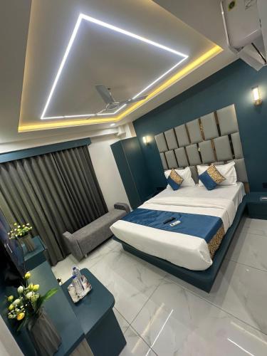 a bedroom with a king sized bed and a couch at Hotel THE Vibes in Koba