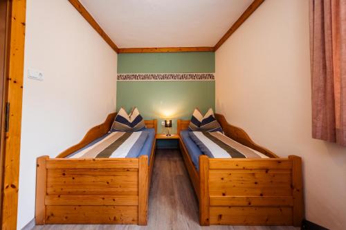 two twin beds in a small room with at Ferienwohnung Jank in Jenig