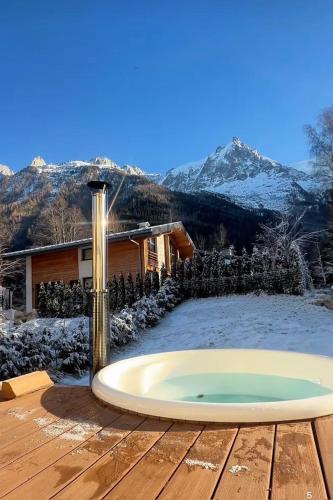 Appartement de Luxe avec Jacuzzi, Vue Montagne et Jardin