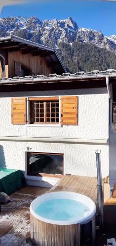 Appartement de Luxe avec Jacuzzi, Vue Montagne et Jardin