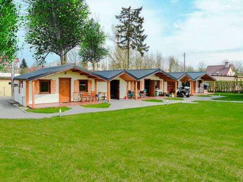 a row of cottages with a green lawn at Ferienhaus Ustronie I Nr 1 in Ustronie Morskie