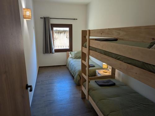 a room with two bunk beds and a window at Ca la Ministra in Amer