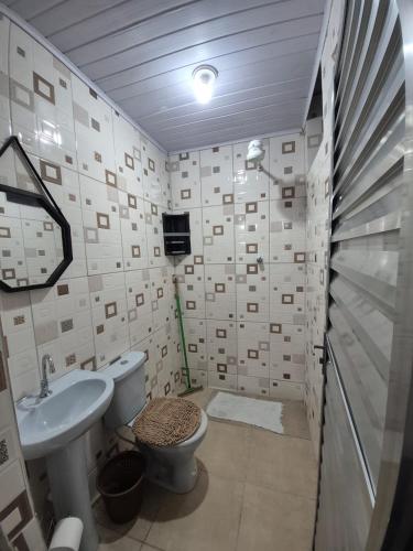 a bathroom with a toilet and a sink at Pousada A CASA DE IRENE in Aparecida