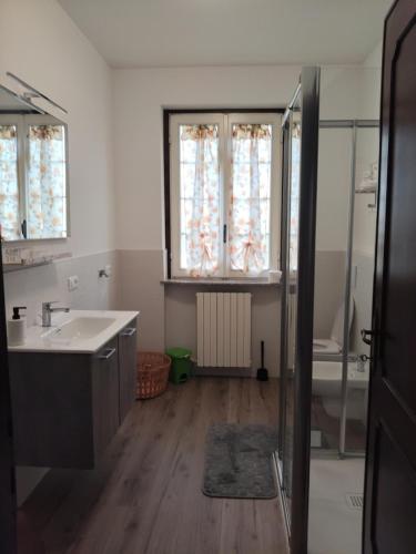 a bathroom with a sink and a shower and a tub at Malpensa - Bilocale indipendente in Samarate