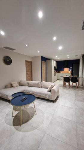 SUPERBE APPARTEMENT porte de la Cité Médiévale à SOMMIERES entièrement rénové très bien équipé 6 pers balcon clim parking privé devant